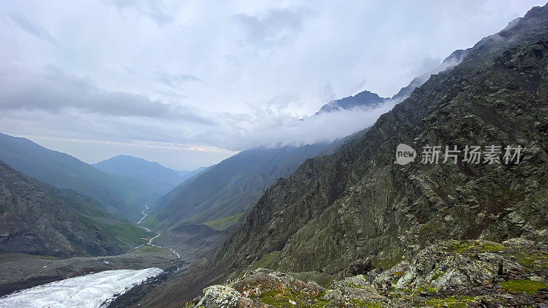 山脉、岩石、小山和冰川。北奥塞梯美丽的山景。爬山虽然