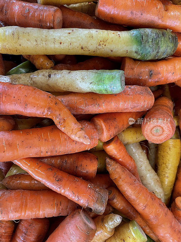 农贸市场上出售的一堆混合胡萝卜