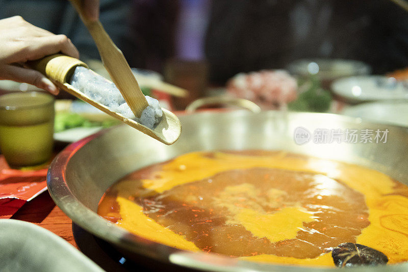 烹饪麻辣火锅的菜名叫虾酱