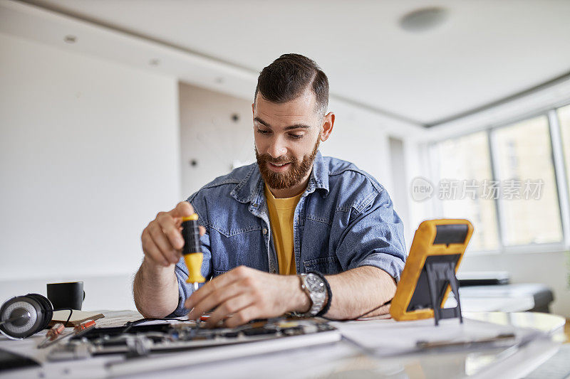 车间里的人在做他的日常工作。工作台上摆满了修理电路所需的各种工具和物品