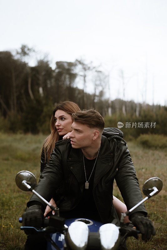 年轻夫妇骑着摩托车
