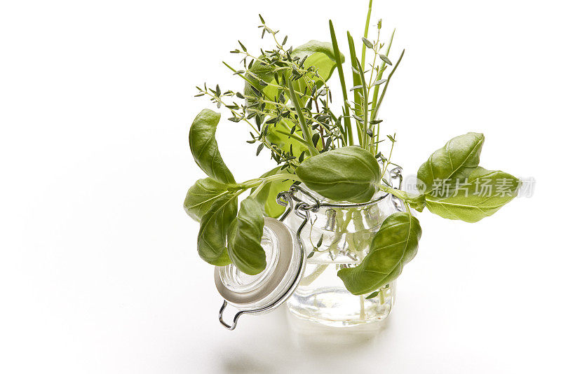 新鲜香草:在玻璃锅中放入百里香，韭菜和罗勒