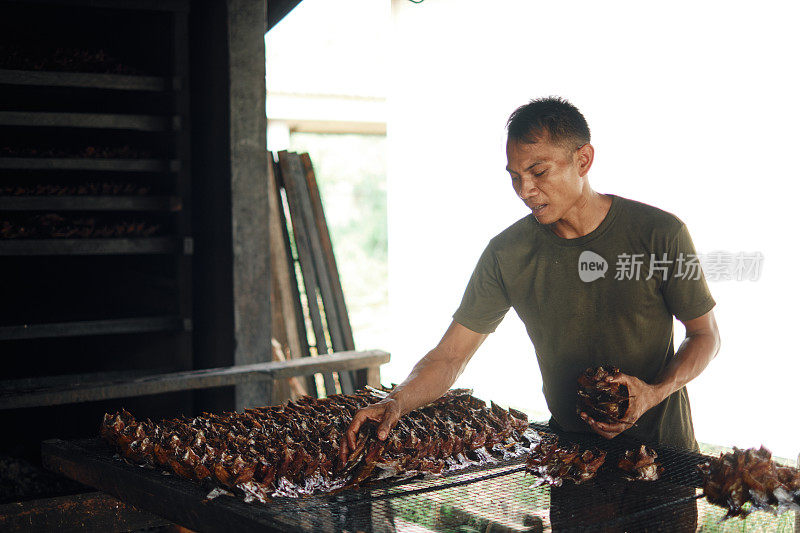 年青人抽鱼