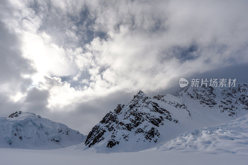 风景秀丽的山顶上覆盖着一层新鲜的雪