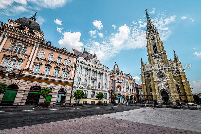 美丽的奥匈帝国建筑和玛丽教堂的名字在诺维萨德，塞尔维亚