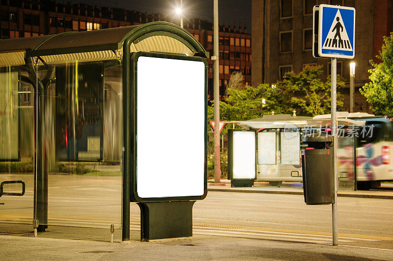 晚上有空白广告牌的公交车站