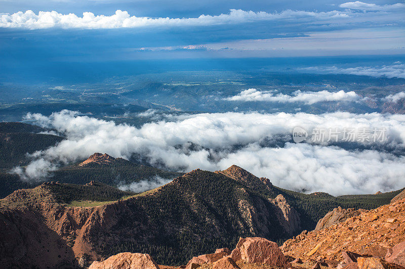 从派克峰山顶科罗拉多的远景风景