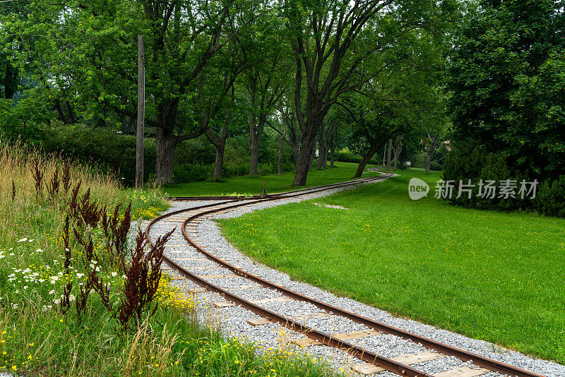 加拿大彼得伯勒的Otonabee河景观公园铁路