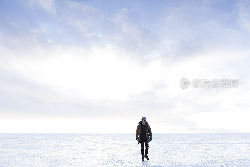 行走在冰岛冰冻的水面上