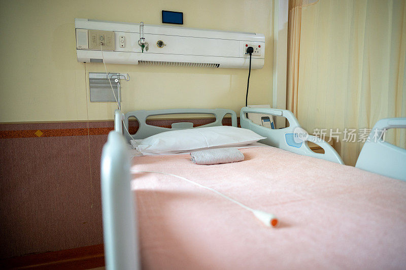 空的病房里有床和舒适的医疗设备