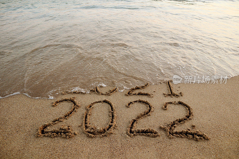 2022年和2021年，沙滩上有海浪