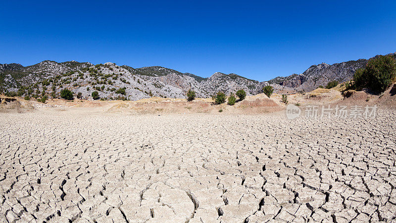 干旱气候下干裂土地的广角照片