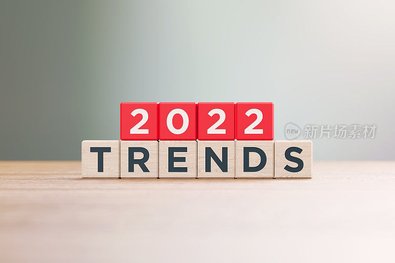 2022年趋势书写红色木块坐在木表面前散焦背景