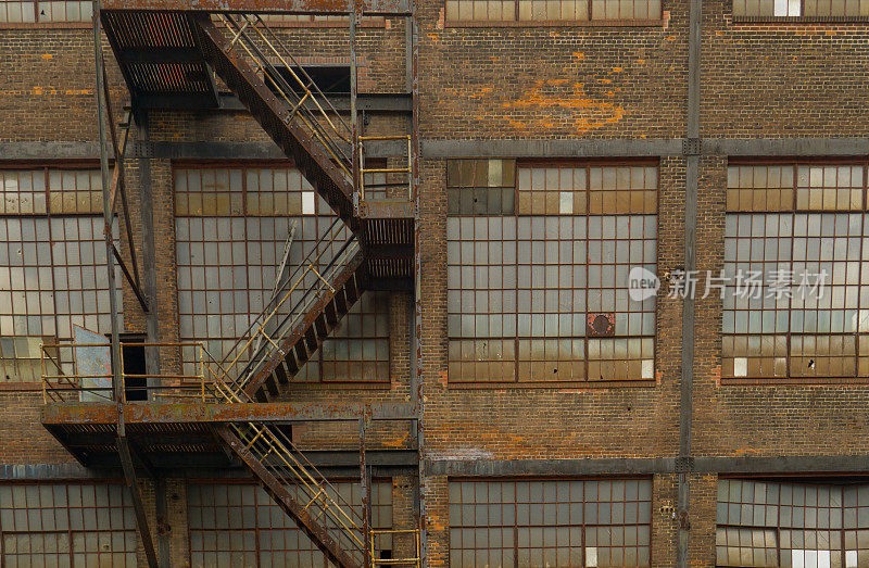有外部楼梯的废弃旧工厂