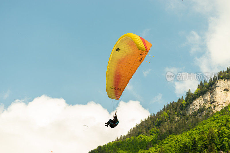 在瑞士山区跳伞