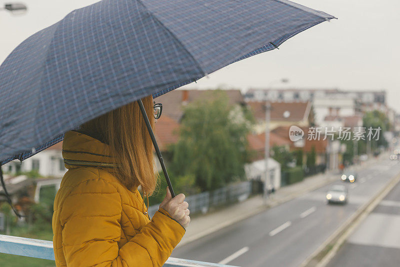 雨中的城市