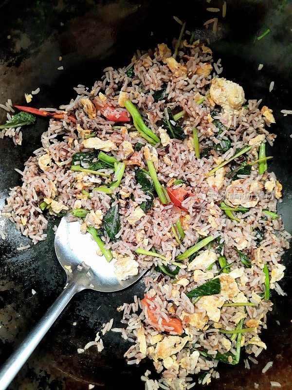 炒糙米在锅中烹煮食物的准备。
