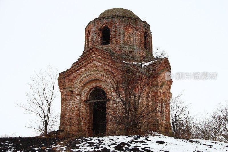 山上废弃的老教堂