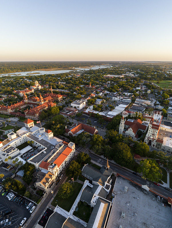 鸟瞰图，圣奥古斯丁市中心与弗拉格勒历史学院和圣奥古斯丁大教堂，佛罗里达州。超大，高分辨率的拼接全景图。