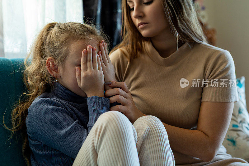 一个女人在安慰她的女儿