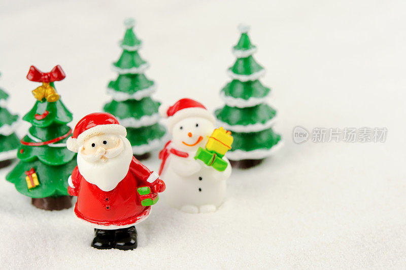 圣诞快乐，新年快乐的概念。可爱的圣诞老人形象和树上的雪与复制空间