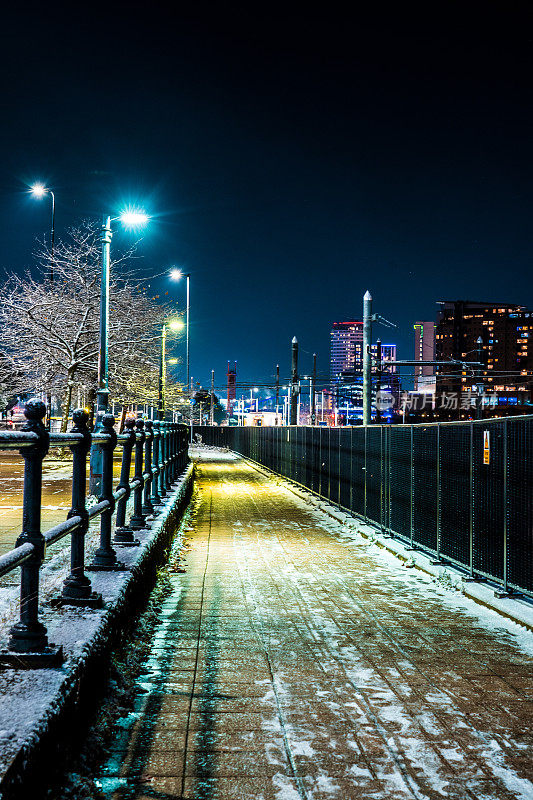 曼彻斯特索尔福德码头的夜景