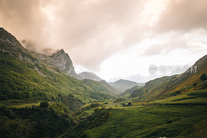 日出时山脉的风景