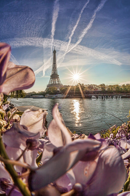 法国巴黎，夕阳映照下的埃菲尔铁塔