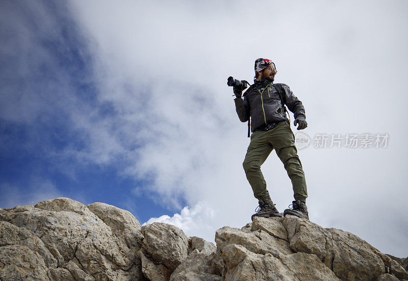 户外摄影师在山上徒步旅行，金牛座山，安塔利亚，土耳其