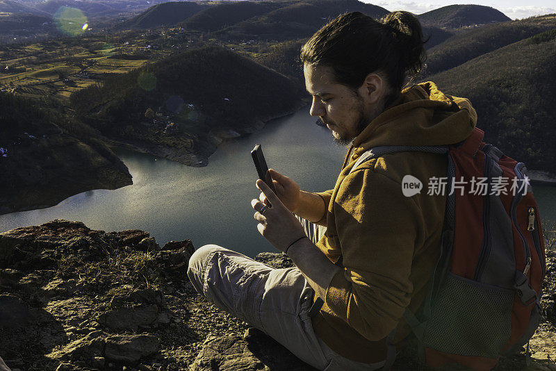 年轻人在日落时爬山