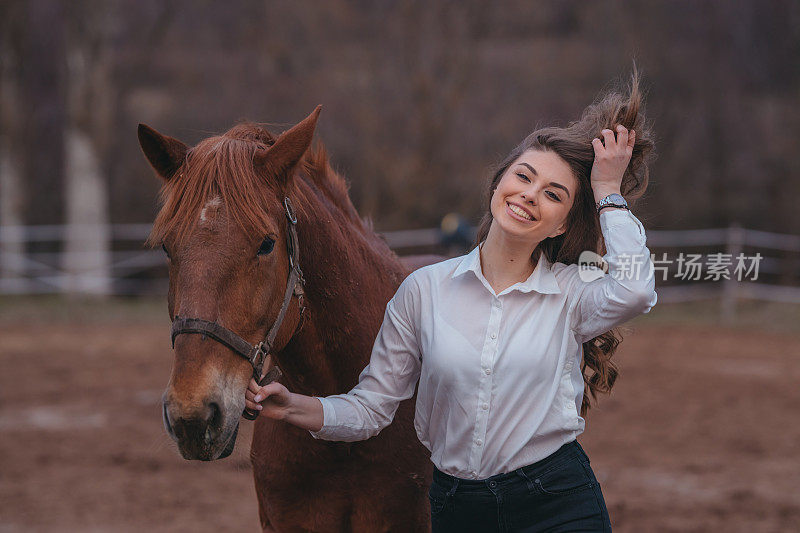 美丽的女人和她的骏马