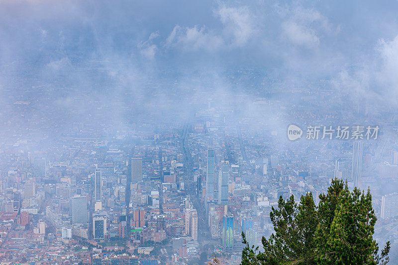 哥伦比亚首都波哥大——云朵覆盖首都——从安第斯山脉上的南美城市的高视角，从瓜达卢佩安第斯山脉的安第斯峰上观看，大约高于平均海平面11000英尺