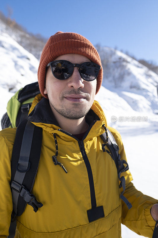 冬天背着背包在山里徒步旅行的人