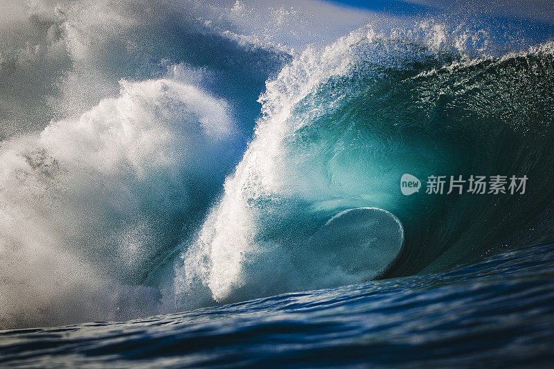 强大的海浪冲击着大海