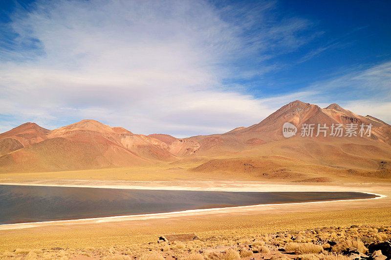 智利北部安托法加斯塔地区阿塔卡马沙漠，海拔4120米的米斯坎蒂湖，是一个令人惊叹的咸水湖泊