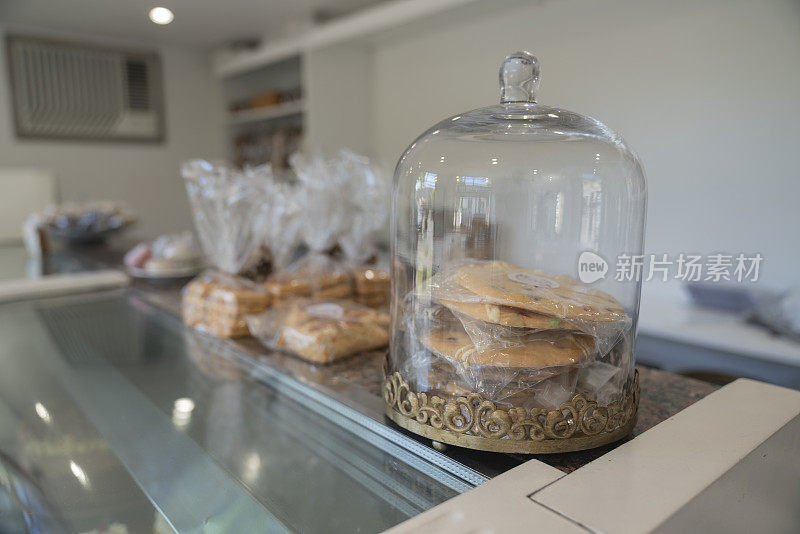 糕点店柜台上陈列着饼干和饼干