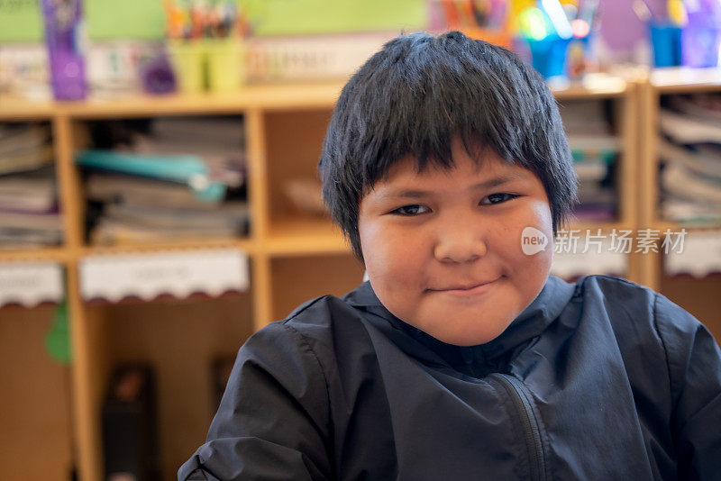 小学教室里快乐的小学男孩肖像