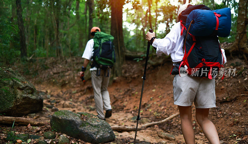 抓拍小情侣徒步冒险，用手机拍下登山时的照片，冒险旅行的生活方式，背包旅行者登山