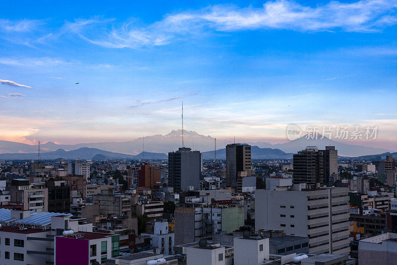 墨西哥城市中心有火山