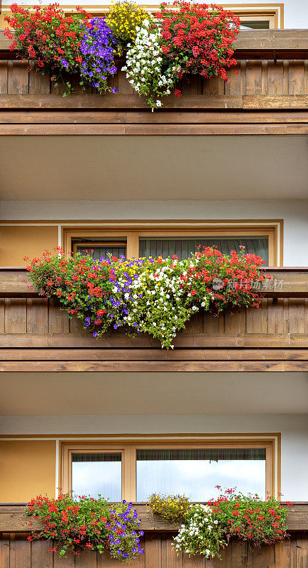 木阳台上的鲜花