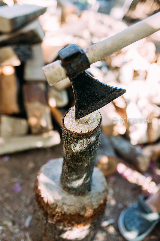 斧头卡在一块木头上了