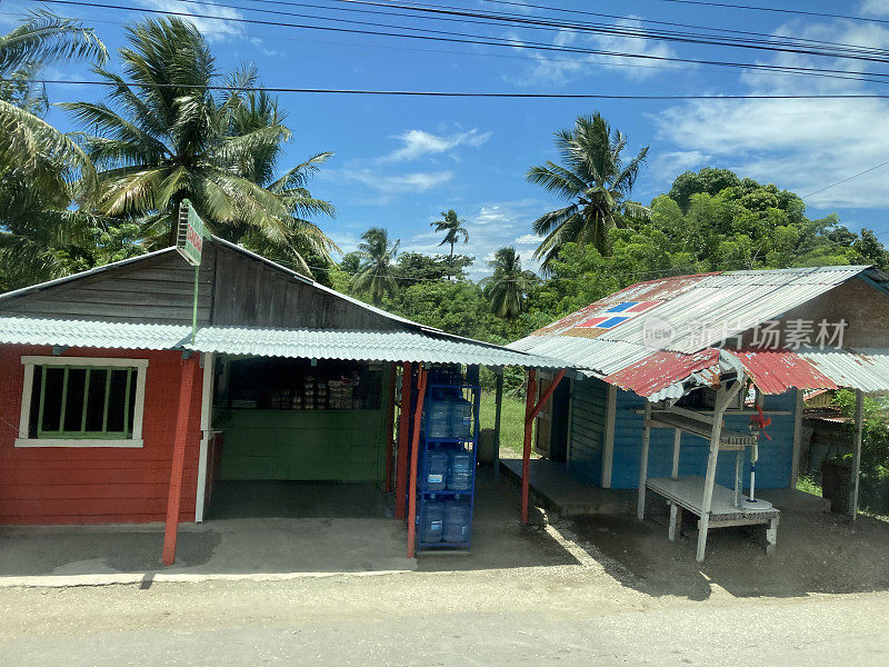 多米尼加共和国-普拉塔港-公路附近的市场房子