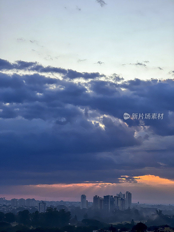 夏日清晨，太阳冉冉升起。