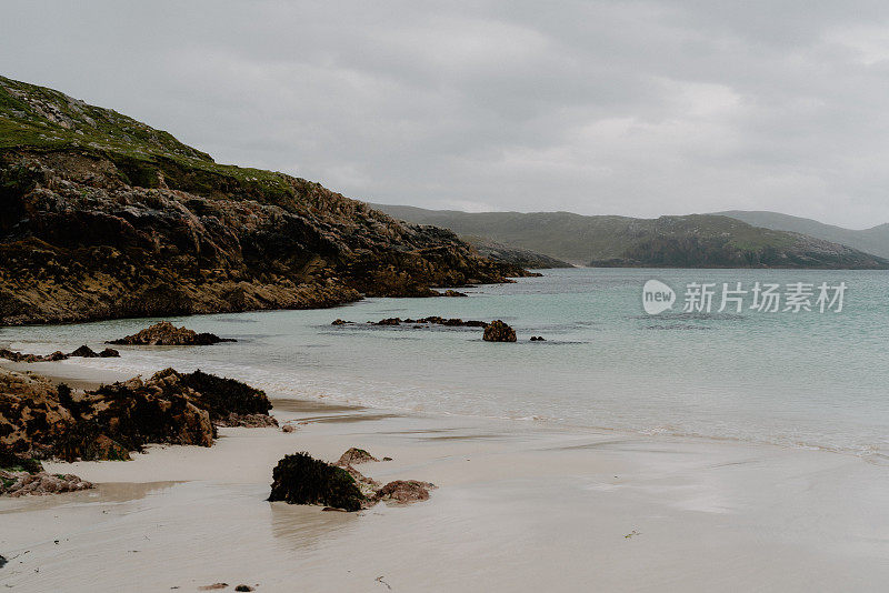 白色的沙滩和多石的海岸线