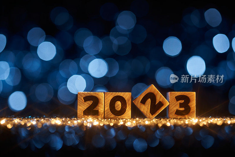 2023年木制新年圣诞背景-蓝色派对庆祝木立方