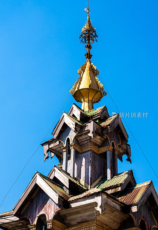 木制城堡门墩方形大厅，金字塔形屋顶，金色尖顶部分和多层伞