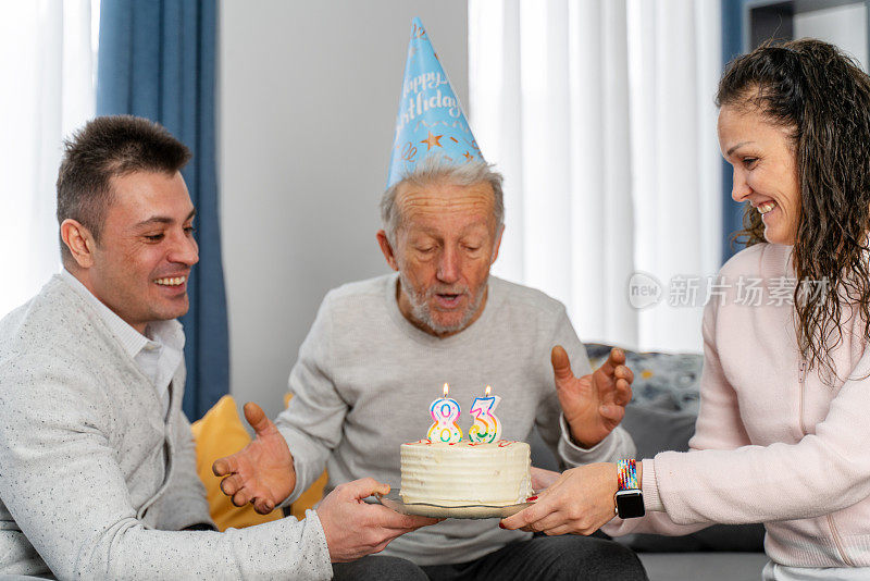 老人庆祝生日