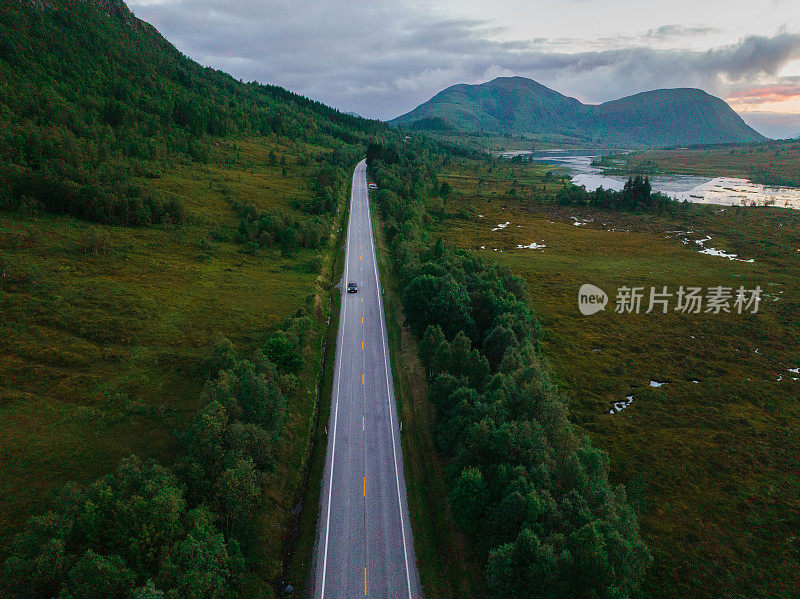 穿过挪威高地的公路鸟瞰图