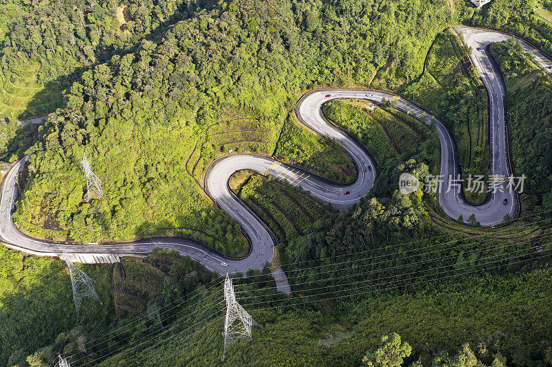 曲曲折折的山路鸟瞰图