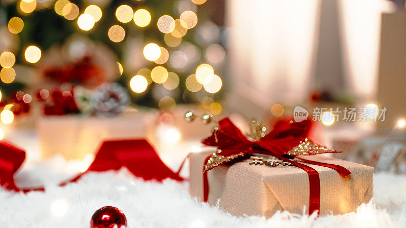 白色地毯上靠树的圣诞gif盒子